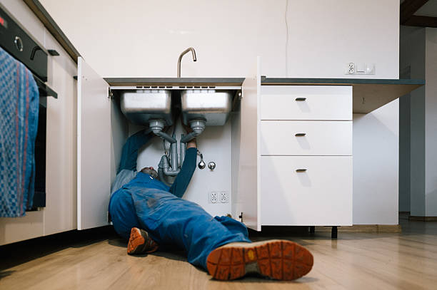 Professional Emergency Plumber technician working in Arlington, TX
